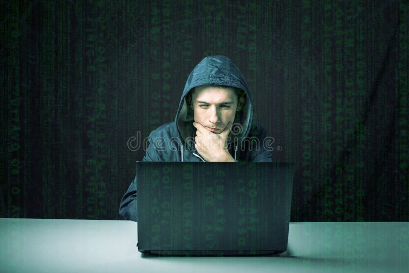 Hacker in der Dunkelheit bricht den Zugang, um Informationen zu stehlen stockfotografie
