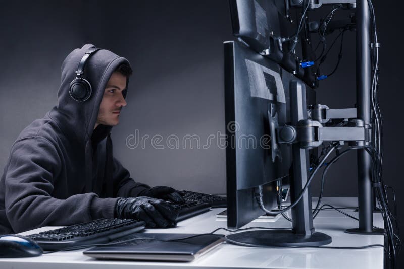 Hacker, der mehrfache Computer für den Diebstahl von Daten verwendet stockbilder
