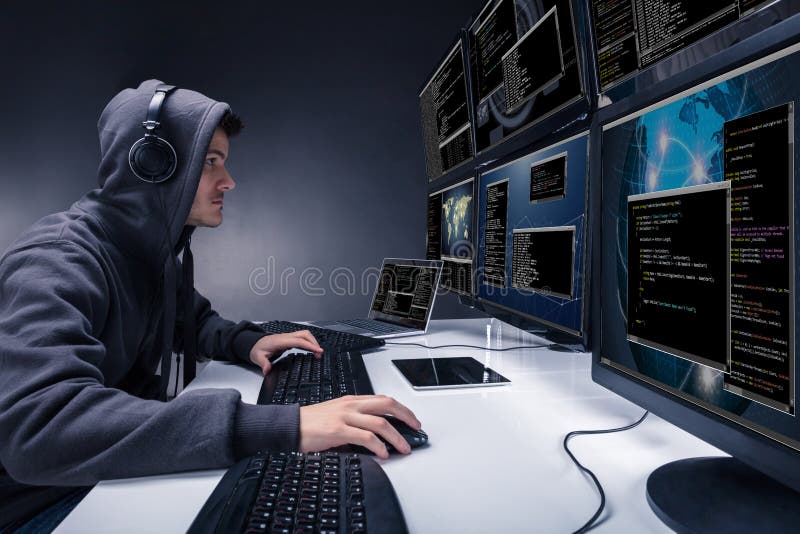 Hacker, der mehrfache Computer für den Diebstahl von Daten verwendet lizenzfreies stockfoto