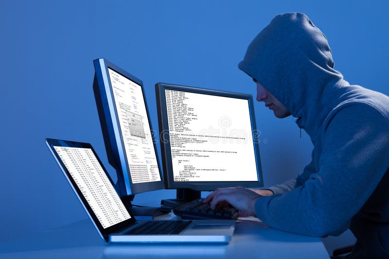 Hacker, der mehrfache Computer verwendet, um Daten zu stehlen stockfotos Hacker, der mehrfache Computer verwendet, um Daten zu stehlen stockfotos
