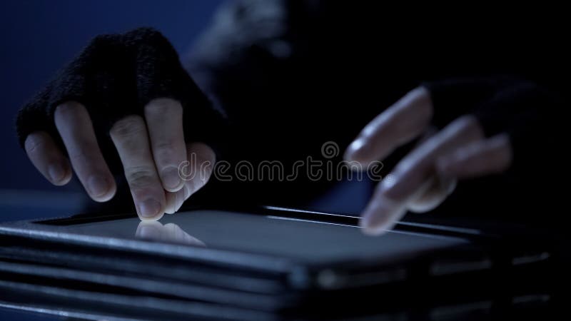 Hacker, der Tabletten-PC verwendet, um Bankkonto zu zerhacken und Geld, Finanzkriminalität zu stehlen lizenzfreies stockfoto
