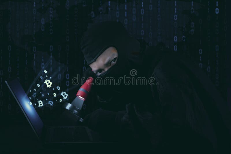 Hacker, der versucht, Ihr bitcoin zu stehlen lizenzfreie stockfotografie