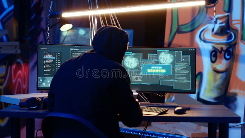 Hacker en refugio escondido entusiasmado luego de lograr lanzar un exitoso ataque ddos fotos de archivo