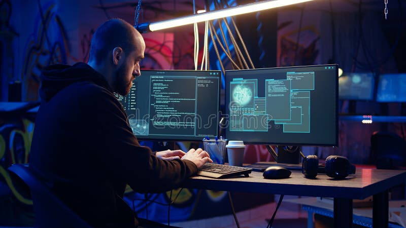 Hacker en scripts ocultos de construcción de hq que pueden hackear dispositivos dolly en disparo imagen de archivo