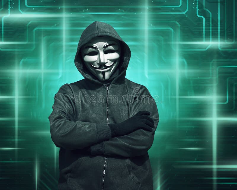 Homem Do Hacker Com Máscara Anônima Usando O Portátil Ao Corte