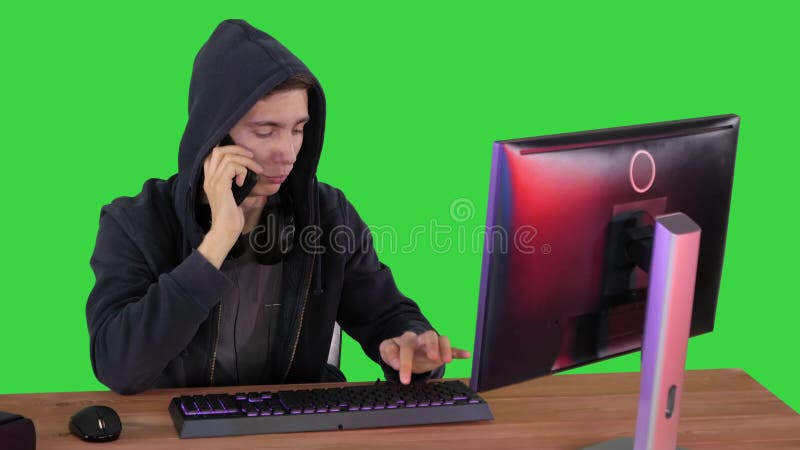 Hacker experimentado responde que alguien llama a una tecla de croma de pantalla verde. almacen de metraje de vídeo