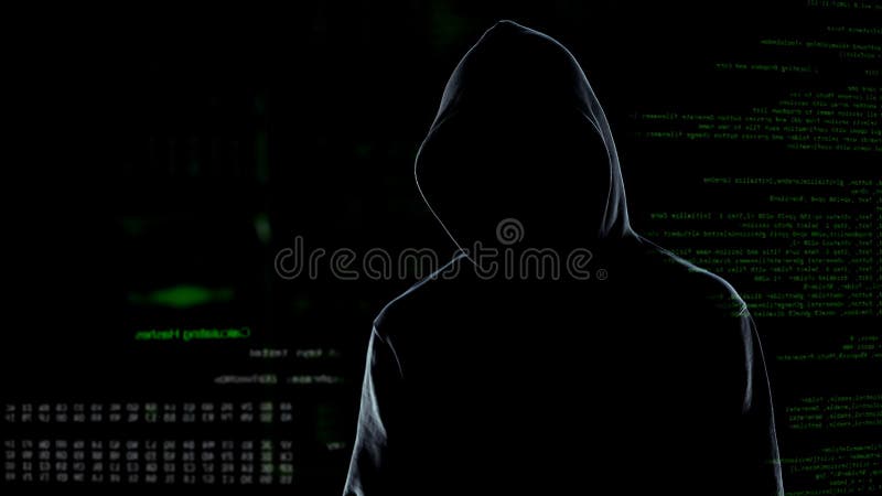 Hacker masculin fără chip în hanorac stând în fața codului computerizat animat stock photo