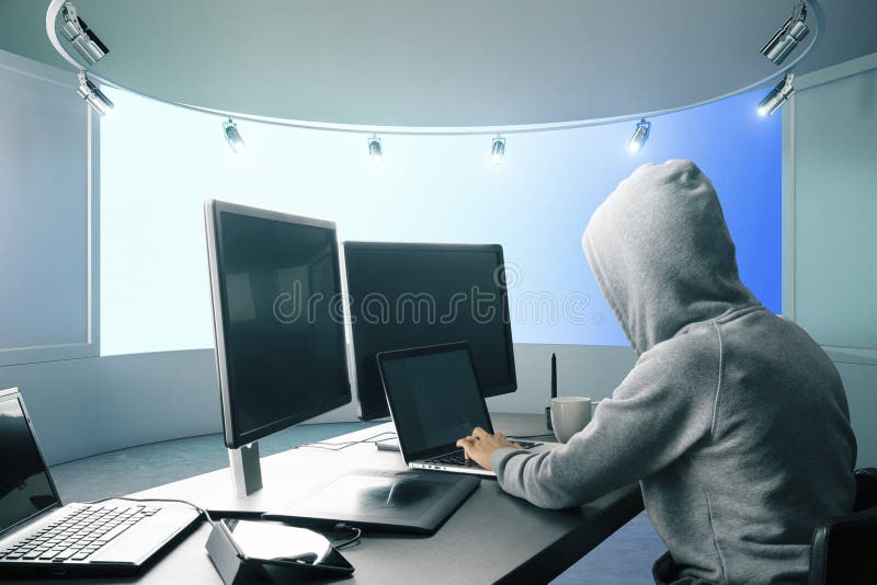 Hacker mit Computerseite stockfotografie