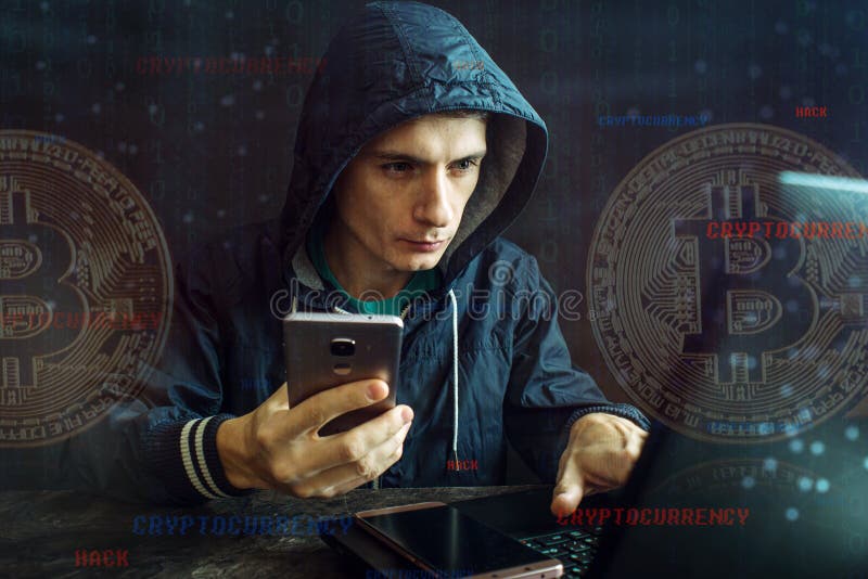 Hacker mit einem Gesicht versucht, cryptocurrency unter Verwendung eines Computers zu stehlen Betrug bei Cryptojacking stockbild