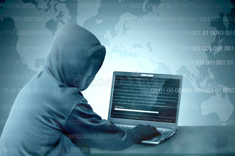 Hacker no hoodie preto usando o portátil na mesa a cortar o sistema com código binário e para transferir arquivos pela rede o mal imagens de stock Hacker no hoodie preto usando o portátil na mesa a cortar o sistema com código binário e para transferir arquivos pela rede o mal imagens de stock