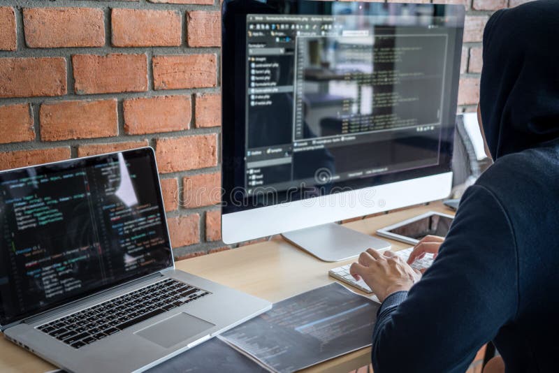Hacker o concetto di attacco informatico, hacker con blocco pericoloso che utilizzano più computer che digitano dati errati nel s immagini stock Hacker o concetto di attacco informatico, hacker con blocco pericoloso che utilizzano più computer che digitano dati errati nel s immagini stock
