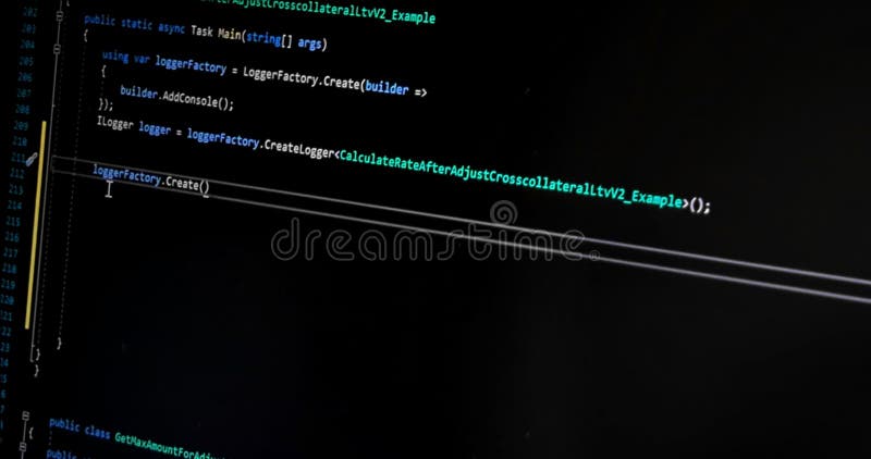 Programator hacker scrie cod rău intenționat pe laptop securitate cibernetică stock video
