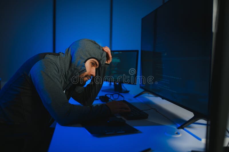 Hacker-Programmierer, die Computer im Dunklen Raum verwenden lizenzfreie stockfotos