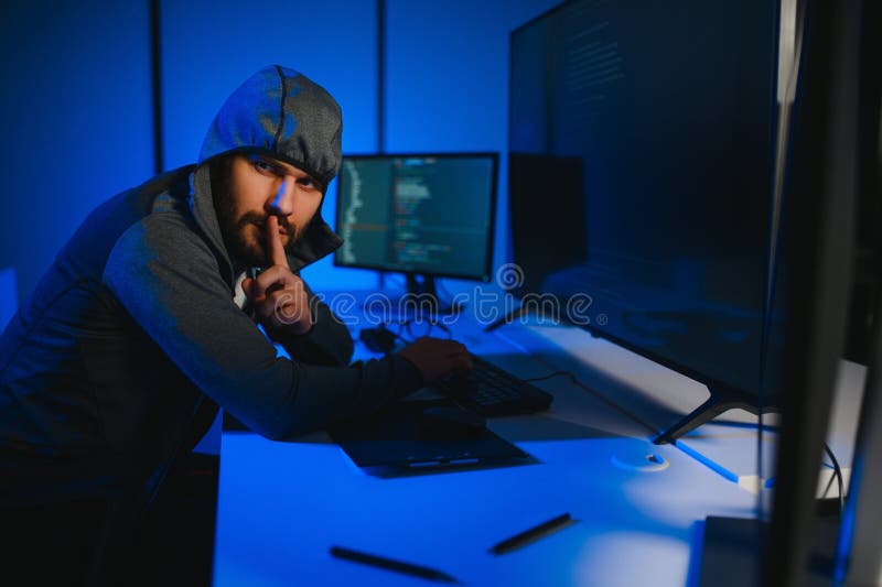 Hacker-Programmierer, die Computer im Dunklen Raum verwenden lizenzfreie stockfotografie