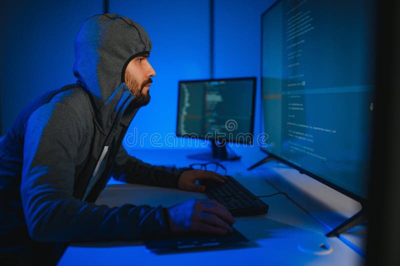 Hacker-Programmierer, die Computer im Dunklen Raum verwenden lizenzfreie stockbilder