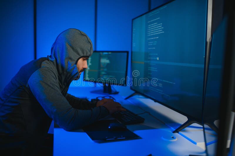 Hacker-Programmierer, die Computer im Dunklen Raum verwenden stockbilder