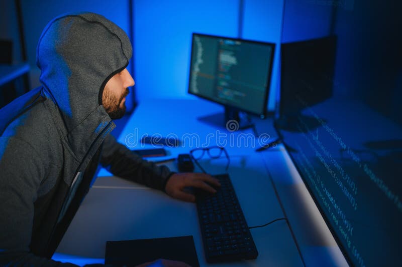Hacker-Programmierer, die Computer im Dunklen Raum verwenden lizenzfreies stockfoto