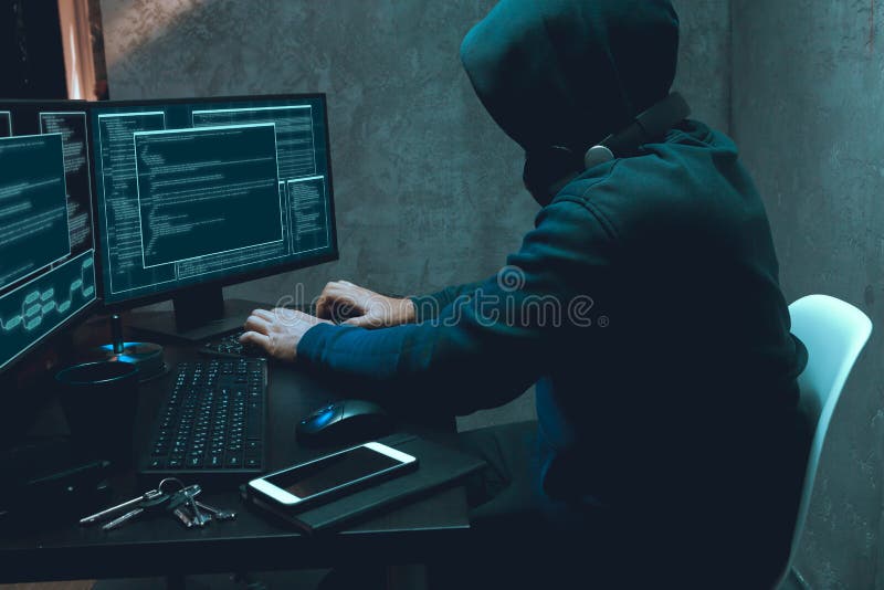 Hacker-Programmierer mit Computer in Dunkelkammer lizenzfreie stockfotos