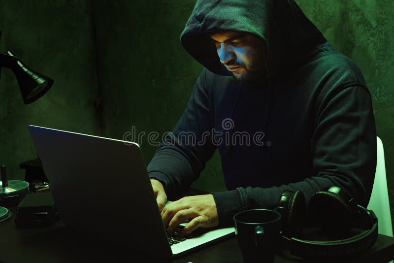 Hacker-Programmierer mit Computer in Dunkelkammer. Hacker-Programmierer mit Computer in dunklen Raum Nahaufnahme