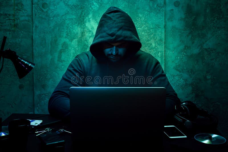 Hacker-Programmierer mit Computer in Dunkelkammer stockfotos