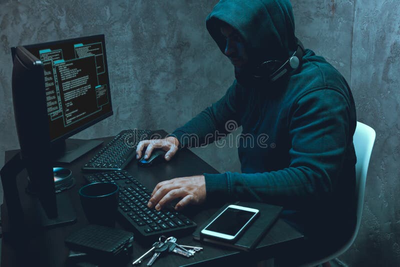 Hacker-Programmierer mit Computer in Dunkelkammer stockfoto