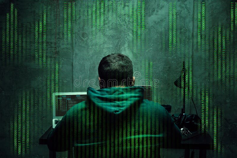 Hacker-Programmierer mit Computer in Dunkelkammer stockbilder