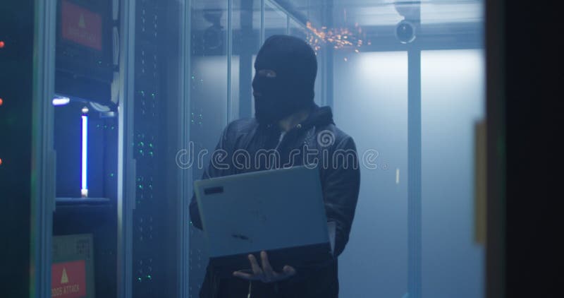 Hacker que quebra computadores do software de servidor e do destruição fotos de stock Hacker que quebra computadores do software de servidor e do destruição fotos de stock