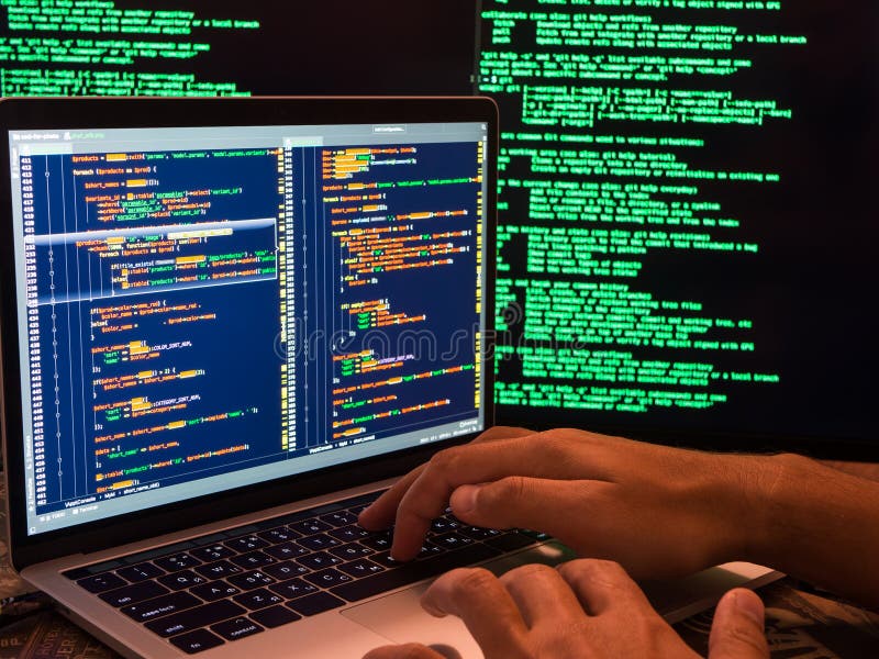 Hacker que rompe o sistema seguro no Cyberspace usando o código ou o programa malicioso do vírus fotos de stock royalty free Hacker que rompe o sistema seguro no Cyberspace usando o código ou o programa malicioso do vírus fotos de stock royalty free