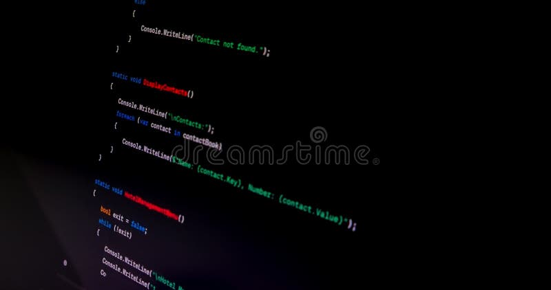 Codul programului de derulare a hackerilor pe computer notebook stock video footage