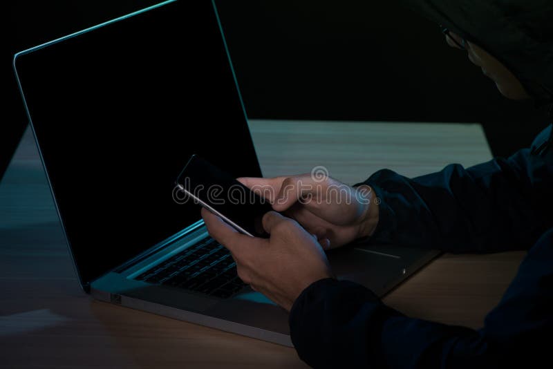 Hacker używa smartphone Bardzo ciemny nocturnal środowisko obrazy stock Hacker używa smartphone Bardzo ciemny nocturnal środowisko obrazy stock