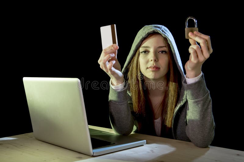 Hackermädchen, welches die Kreditkarte verletzt das Privatleben hält Kreditkarte im Internetkriminalitäts- und Cyberverbrechen hä stockfotos Hackermädchen, welches die Kreditkarte verletzt das Privatleben hält Kreditkarte im Internetkriminalitäts- und Cyberverbrechen hä stockfotos