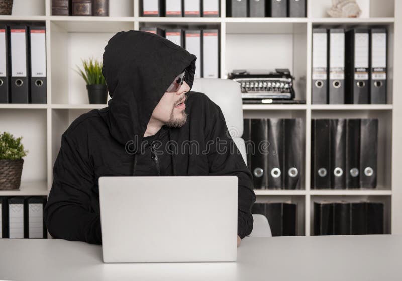 Hackerprogrammierer, der Laptop im Büro verwendet lizenzfreie stockfotografie
