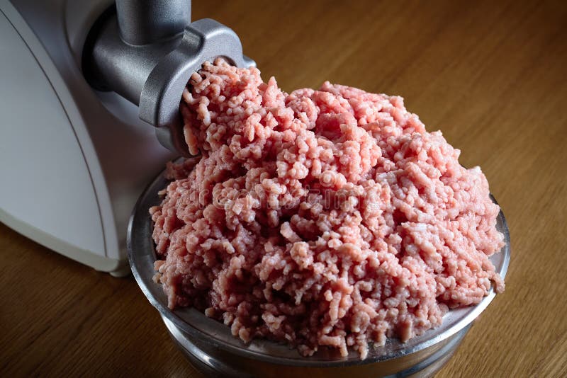 Hackfleisch, das vom modernen elektrischen Schleifer auf eichenem Tisch herauskommt stockbilder Hackfleisch, das vom modernen elektrischen Schleifer auf eichenem Tisch herauskommt stockbilder