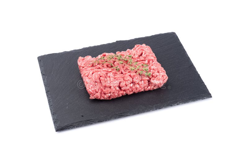 Hackfleisch/Faschiertes mit Kümmel-Samen auf schwarzem Schiefergestein, auf weißem Hintergrund isoliert. Kopierraum.