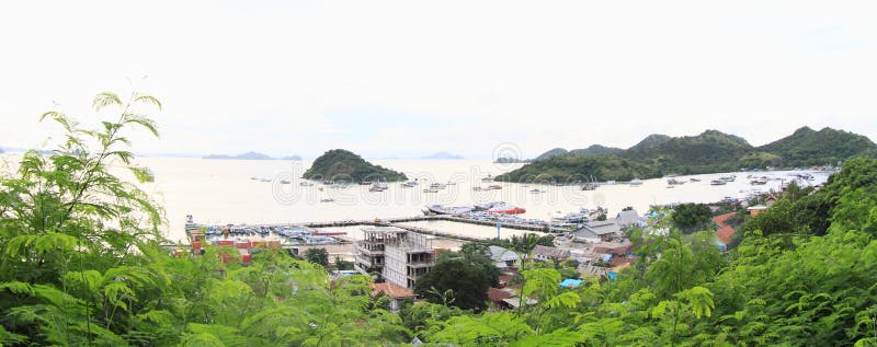 Hafen in Labuan Bajo redaktionelles stockbild. Bild von boot - 85267289