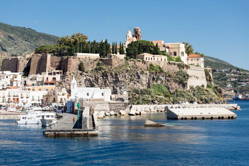 Hafen von Lipari, äolische Inseln nahe Sizilien, Italien lizenzfreie stockbilder Hafen von Lipari, äolische Inseln nahe Sizilien, Italien lizenzfreie stockbilder