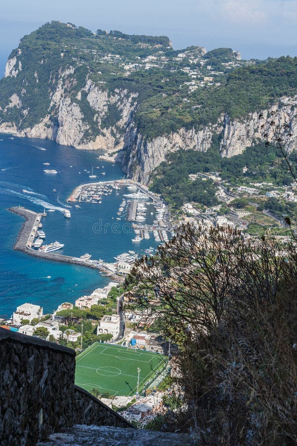 Hafen von North Capri Marina Grande mit luxuriösen Yachten Aussicht von der phönizischen Treppe in Anacapri lizenzfreies stockfoto Hafen von North Capri Marina Grande mit luxuriösen Yachten Aussicht von der phönizischen Treppe in Anacapri lizenzfreies stockfoto