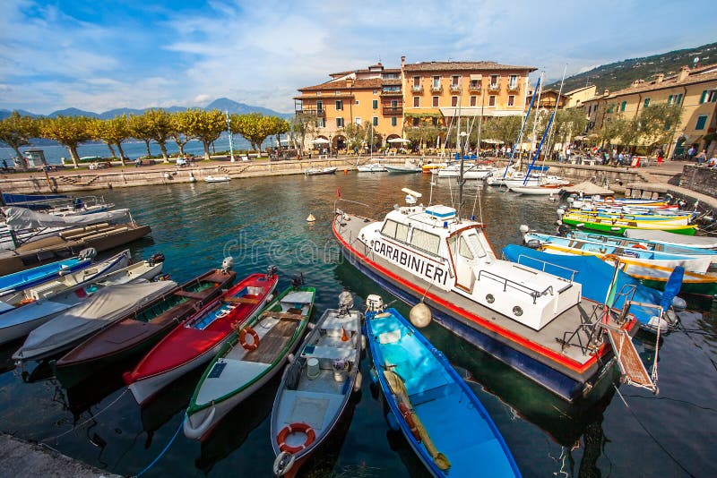 Am Hafen von Torri Del Benaco Lake Garda Italy lizenzfreie stockbilder Am Hafen von Torri Del Benaco Lake Garda Italy lizenzfreie stockbilder