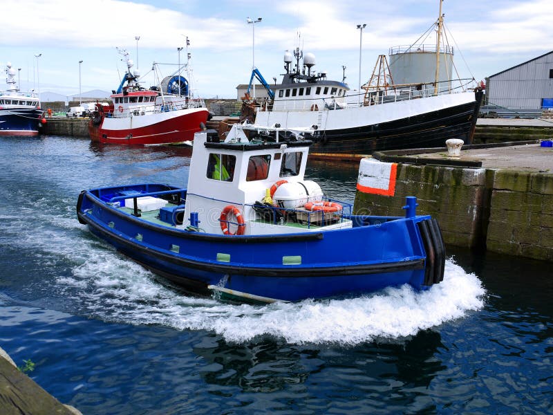 Hafen Workboat laufend mit Geschwindigkeit lizenzfreie stockfotos Hafen Workboat laufend mit Geschwindigkeit lizenzfreie stockfotos