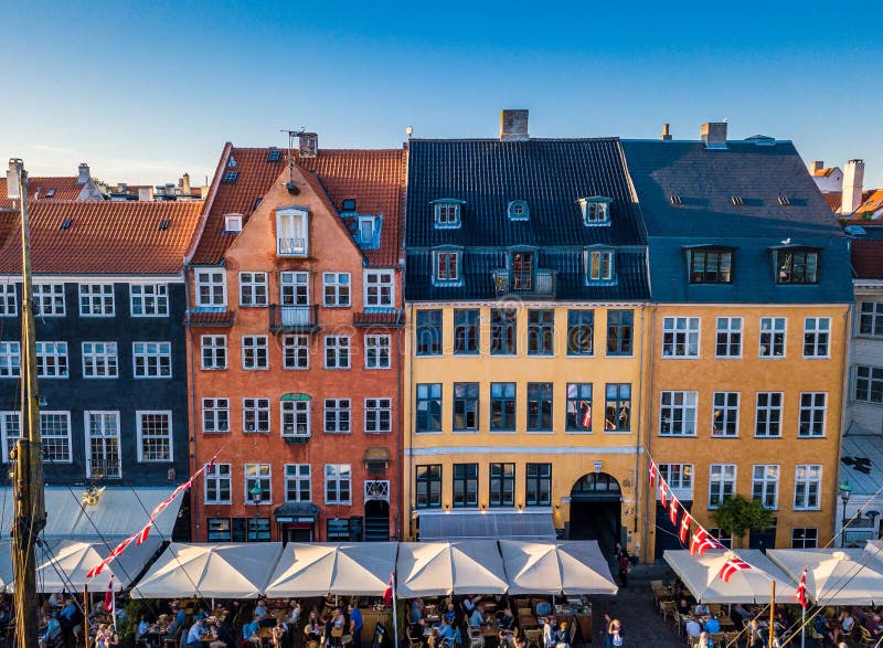 Hafenkanal- und -unterhaltungsbezirk gemütliche famouse bunte Häuser Nyhavn neuer in Kopenhagen, Dänemark stockbild Hafenkanal- und -unterhaltungsbezirk gemütliche famouse bunte Häuser Nyhavn neuer in Kopenhagen, Dänemark stockbild