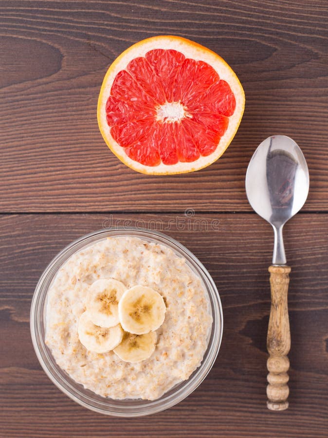 Haferbrei Mit Banane Und Pampelmuse Stockbild - Bild von gesund ...