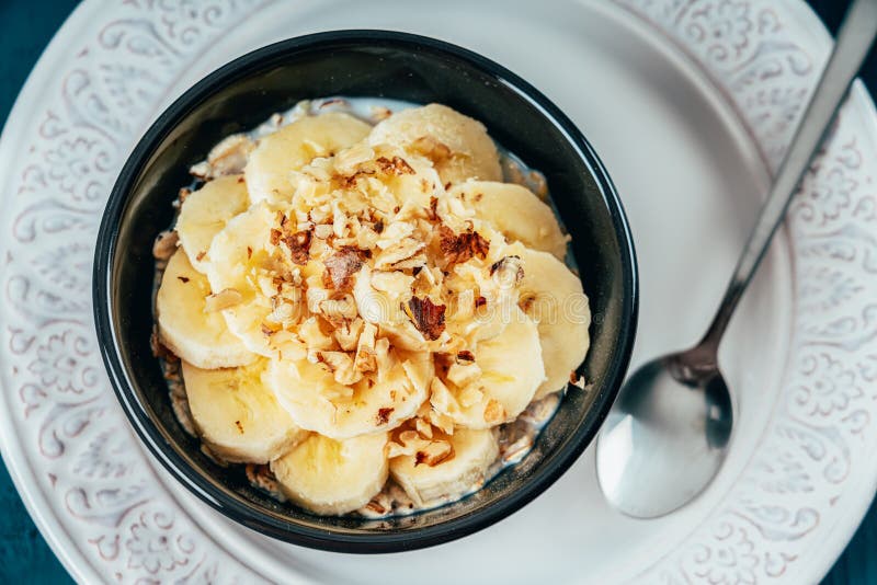 Haferbrei Mit Banane Und Peca Stockfoto - Bild von molkerei, küche ...