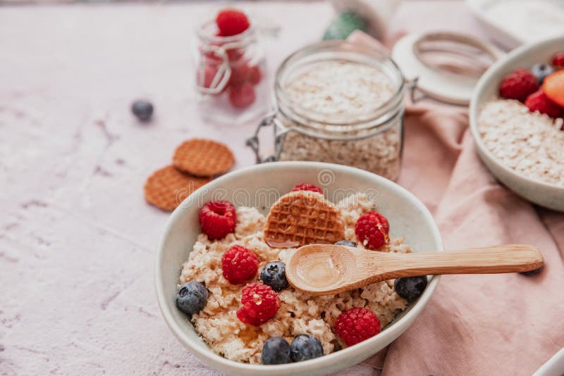 Haferflocken Mit Beeren, Gesunde Lebensmittel Stockbild - Bild von diät ...