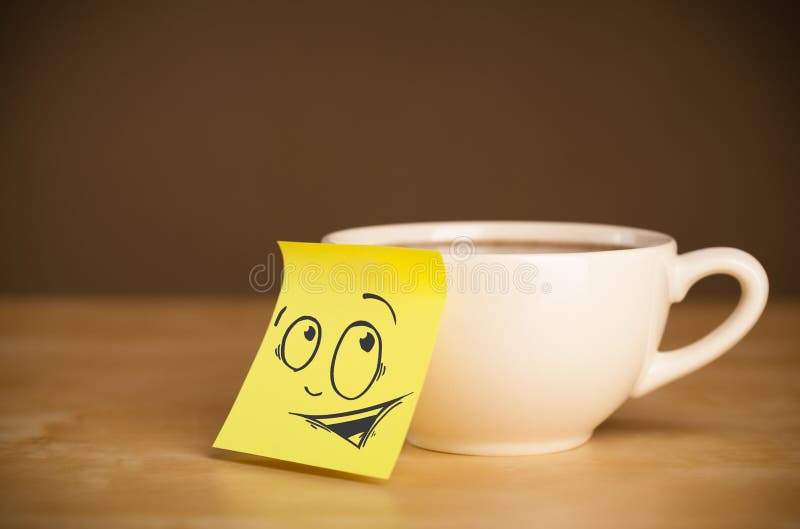 Haftnotiz mit dem smileygesicht sticked auf Schale lizenzfreie stockbilder Haftnotiz mit dem smileygesicht sticked auf Schale lizenzfreie stockbilder