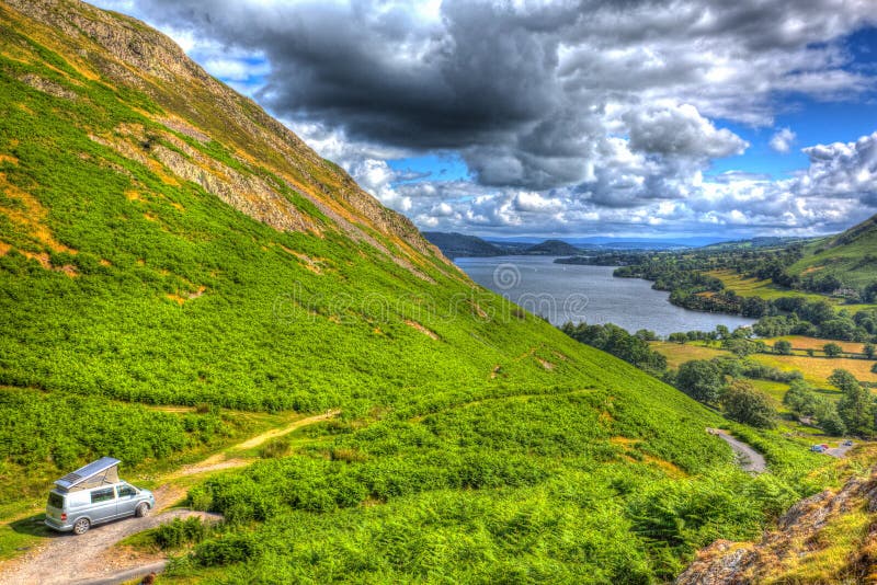 Haga estallar campervan superior el distrito Reino Unido del lago con vista del campo británico en HDR foto de archivo libre de regalías Haga estallar campervan superior el distrito Reino Unido del lago con vista del campo británico en HDR foto de archivo libre de regalías