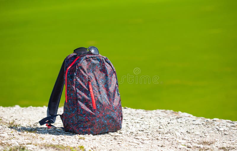 Haga excursionismo en la roca blanca en fondo fresco verde de los drass Concepto que viaja gay soleado Lugar para el texto imagen de archivo libre de regalías Haga excursionismo en la roca blanca en fondo fresco verde de los drass Concepto que viaja gay soleado Lugar para el texto imagen de archivo libre de regalías
