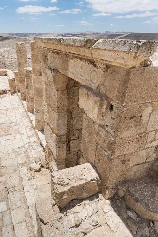 Haga fragmentos de la decoración sobre la entrada al templo de Nabatean en la ciudad de Nabataean de Avdat, situada en el camino del incienso en el desierto de Judean en Israel Se incluye en la lista del patrimonio mundial de la UNESCO