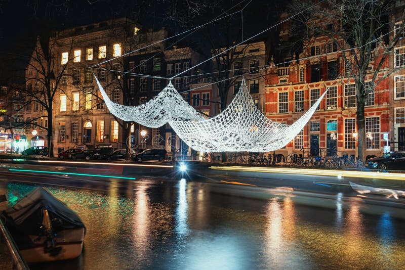 Haga a ganchillo e iluminó el flotador gigante de la colcha sobre un duri del canal imagen de archivo libre de regalías Haga a ganchillo e iluminó el flotador gigante de la colcha sobre un duri del canal imagen de archivo libre de regalías