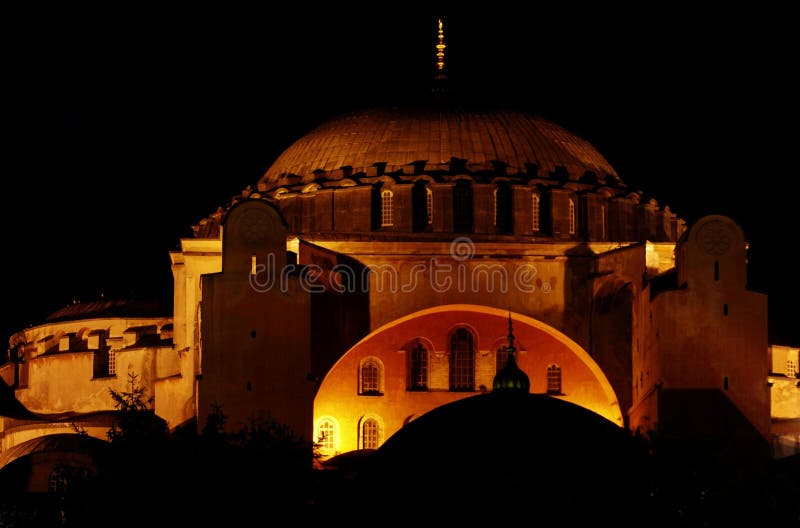 Hagia sophia istanbul. In istanbul turkey die hagia sophia kirche wurde zwischen 532537 gebaut. Nach der Eroberung von istanbul wurde es 1453 in eine Moschee umgewandelt.