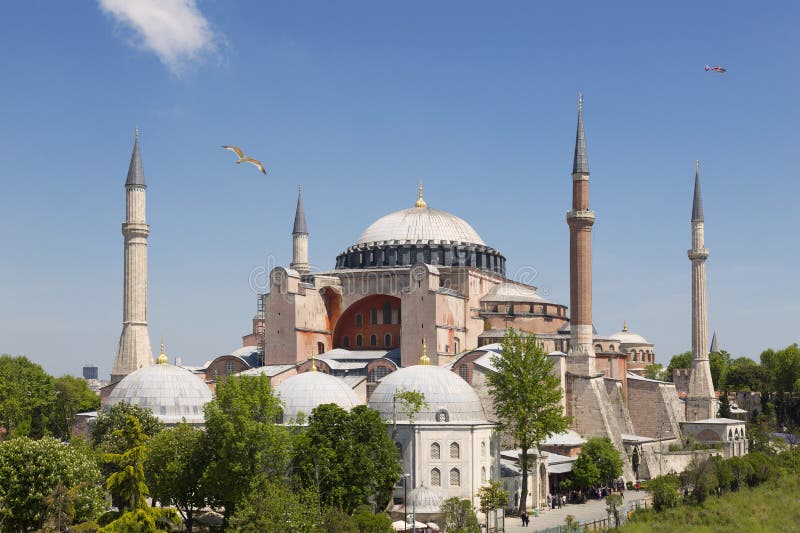 Hagia Sophia är den huvudsakliga kyrkan av den bysantinska välden, i dag en huvudsaklig gränsmärke av Istanbul